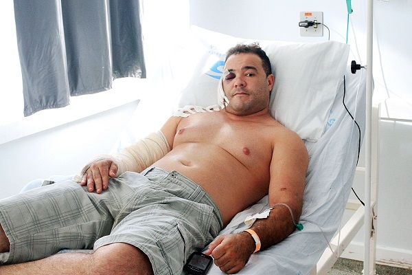 Rogério Raddi em uma cama de hospital